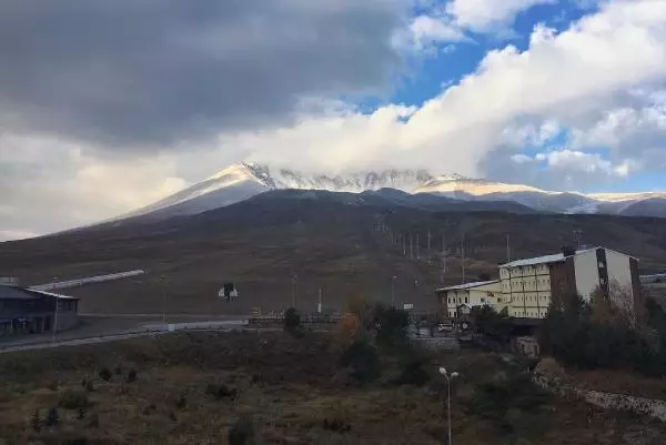 Erciyes'e kar yağdı