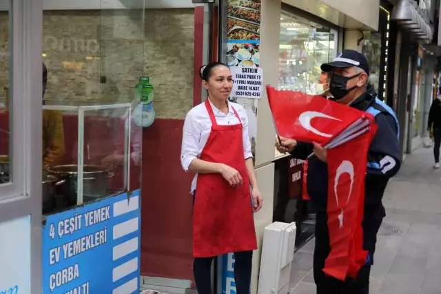 Fatsa Belediyesi'nden esnaf ve vatandaşlara Türk bayrağı
