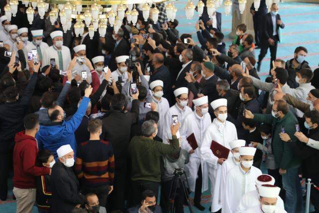 Camide düzenlenen hafızlık icazet töreninde protokol yolu oluşturulduğu iddiası