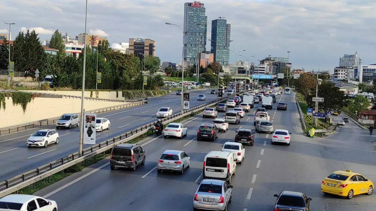 Akşam saatlerinde trafik yoğunluğu yaşanıyor