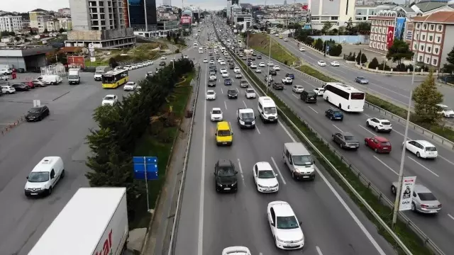 İstanbul'da Cumhuriyet Bayramı öncesi trafik yoğunluğu rekor seviyeye ulaştı