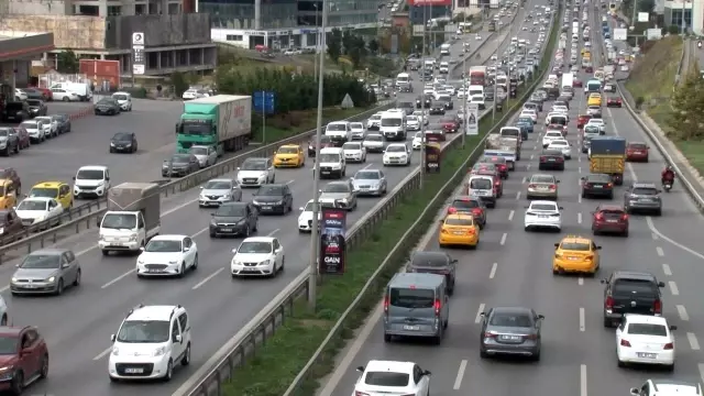 İstanbul'da Cumhuriyet Bayramı öncesi trafik yoğunluğu rekor seviyeye ulaştı
