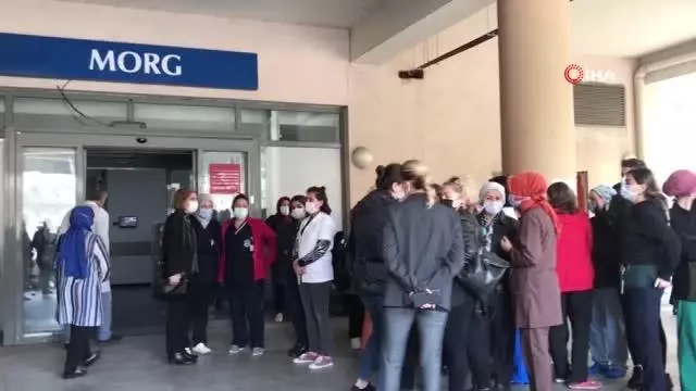 Korona virüse yenik düşen hemşireyi mesai arkadaşları son yolculuğuna uğurladı