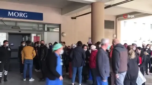Korona virüse yenik düşen hemşireyi mesai arkadaşları son yolculuğuna uğurladı