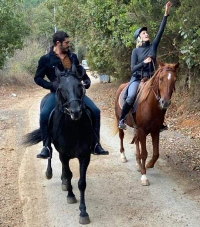 Ayrılık acısı onu durduramadı! Didem Soydan'dan siyah elbisesiyle dekolte gösteri