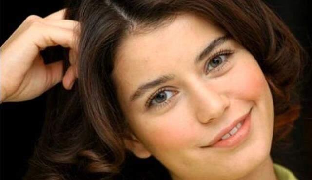 Beren Saat dişlerini yaptırdı! Yeni imajı hayranlarını ikiye böldü