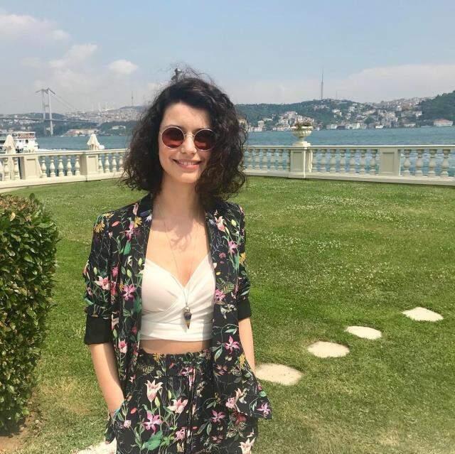 Beren Saat dişlerini yaptırdı! Yeni imajı hayranlarını ikiye böldü