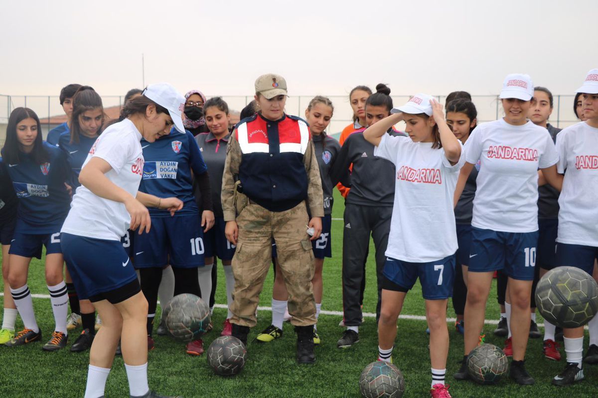 Son dakika haberleri! Malatya'da jandarma, kadın futbolcuların Cumhuriyet Bayramı'nı kutladı