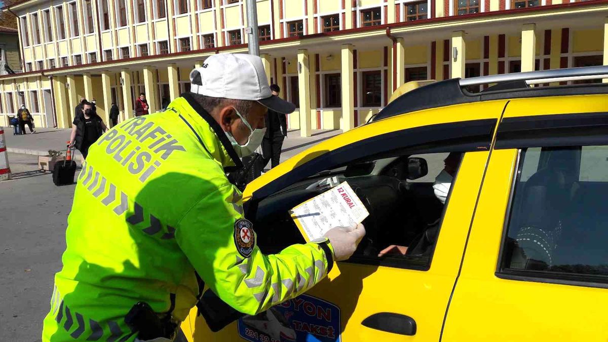 Ticari taksi şoförleri hem denetlendi hem de bilgilendirildi