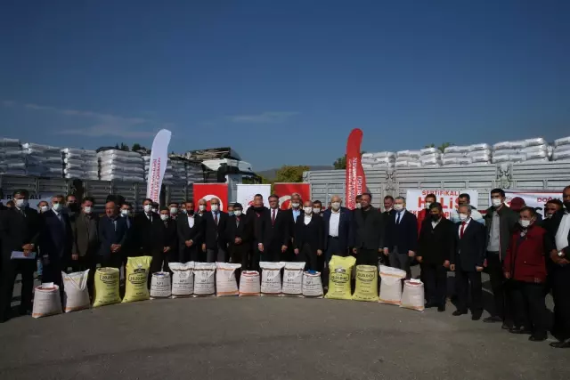 Çiftçilere Buğday Tohumu ve Gübre Dağıtıldı