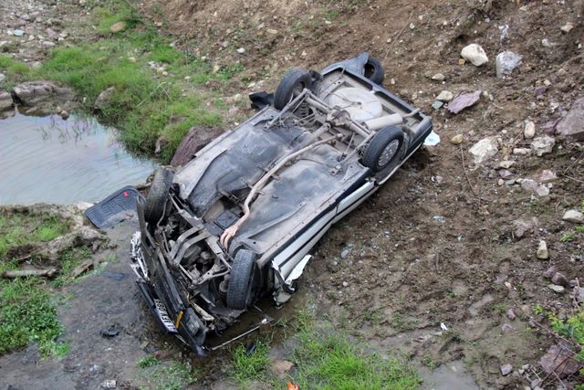 yeni aldigi otomobiliyle dereye uctu 3 yarali 14493314 o