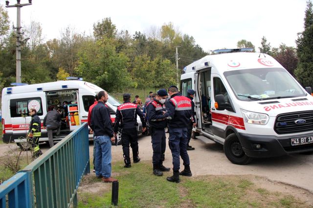 yeni aldigi otomobiliyle dereye uctu 3 yarali 3 14493314 o