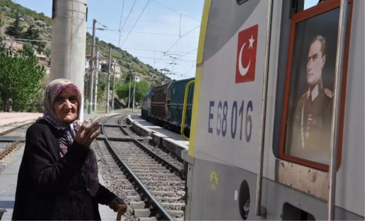 111 yaşındaki Fatma nine, Ata'yı gördüğü anı hala gözlerinin içi gülerek anlatıyor: Boyum yetmedi, taşın üzerine çıktım