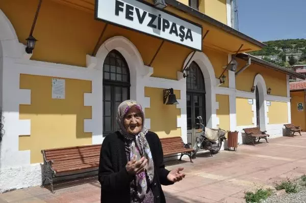 111 yaşındaki Fatma nine, Ata'yı gördüğü anı hala gözlerinin içi gülerek anlatıyor: Boyum yetmedi, taşın üzerine çıktım 111 yaşındaki Fatma nine, Ata'yı gördüğü anı hala gözlerinin içi gülerek anlatıyor: Boyum yetmedi, taşın üzerine çıktım