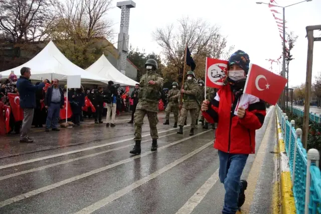 7'den 70'e yağmur altında Cumhuriyet Bayramını kutladılar