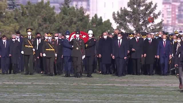 ANKARA Cumhurbaşkanı Recep Tayyip Erdoğan, beraberindeki devlet erkanı ile birlikte 29 Ekim Cumhuriyet Bayramı münasebetiyle Anıtkabir'i ziyaret etti.
