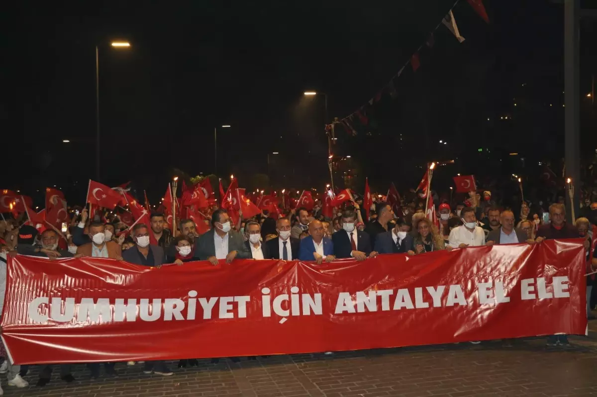 Binlerce Antalyalı, Cumhuriyet'in 98. Yılı etkinliklerinde bir araya geldi