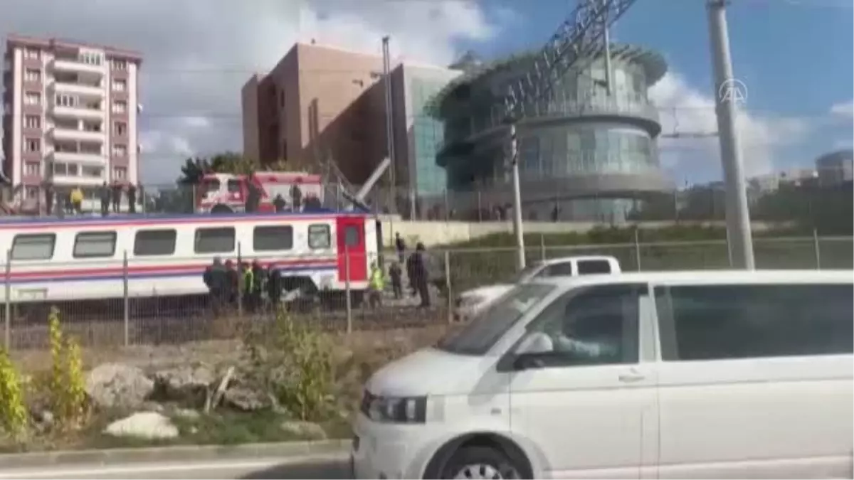 Boş yolcu treninin 2 vagonu raydan çıktı (2)