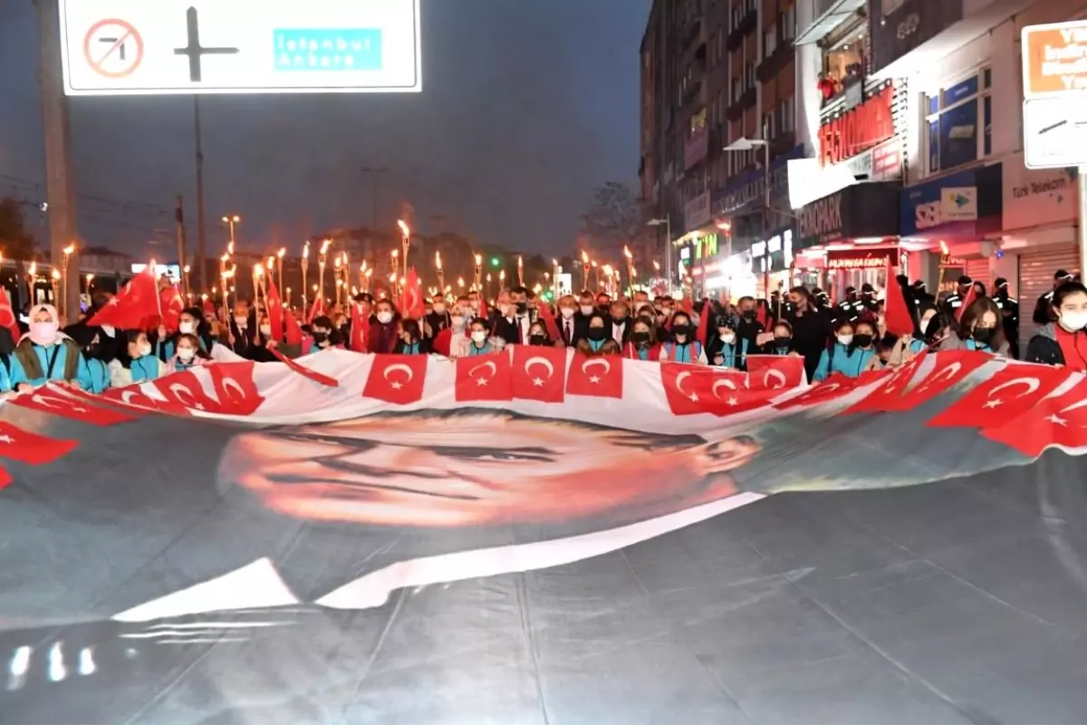 Cumhuriyet Bayramı Coşkusu Fener Alayıyla Devam Etti