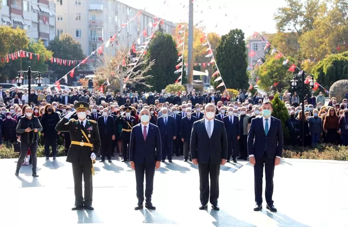 Cumhuriyetimizin 98. Yılı Kutlama Programı, Atatürk Anıtı'na Çelenk Sunma Töreni ile başladı.