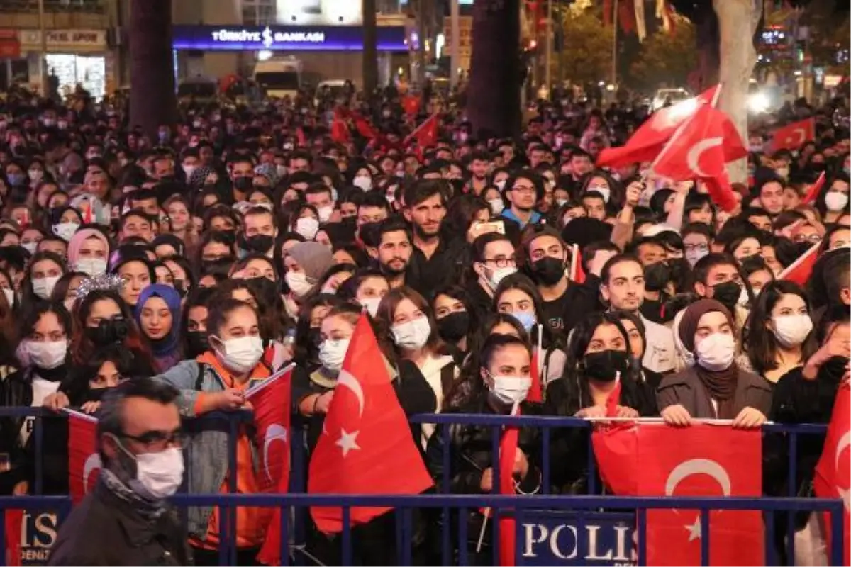Denizli'de Cumhuriyet Bayramı nedeniyle konser verildi