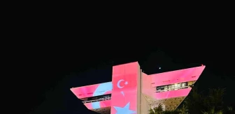 Doha'da Cumhuriyet Bayramı otel binasına Türk bayrağı yansıtılarak kutlandı