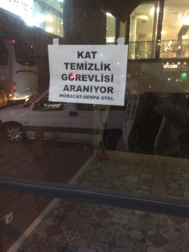 İstanbul'un işlek caddesinde esnaf aynı dertten mustarip! Hepsi çalıştıracak eleman arıyor