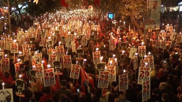 Bağdat Caddesi'nde Cumhuriyet Bayramı coşkusu! Binlerce kişiyle fener alayı düzenlendi Bağdat Caddesi'nde Cumhuriyet Bayramı coşkusu! Binlerce kişiyle fener alayı düzenlendi