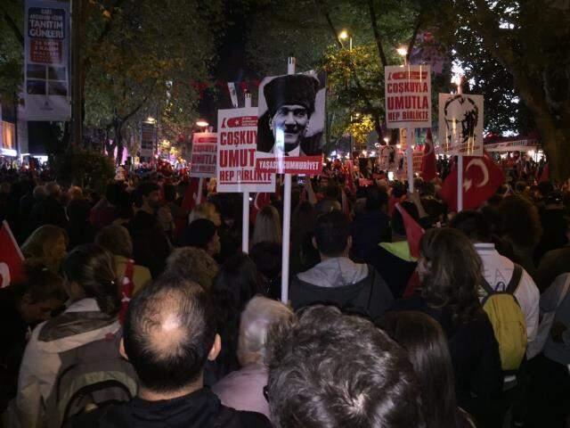 Bağdat Caddesi'nde Cumhuriyet Bayramı coşkusu! Binlerce kişiyle fener alayı düzenlendi Bağdat Caddesi'nde Cumhuriyet Bayramı coşkusu! Binlerce kişiyle fener alayı düzenlendi