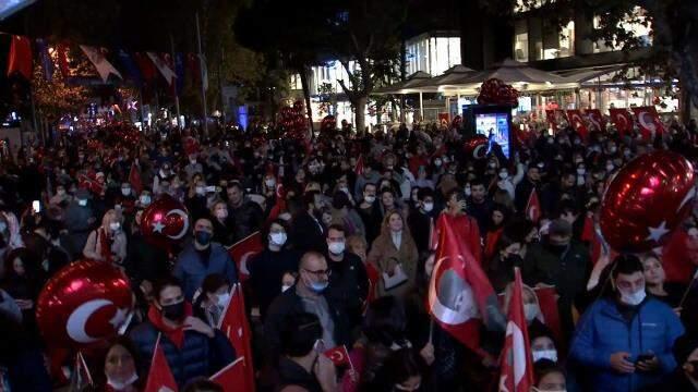 Bağdat Caddesi'nde Cumhuriyet Bayramı coşkusu! Binlerce kişiyle fener alayı düzenlendi Bağdat Caddesi'nde Cumhuriyet Bayramı coşkusu! Binlerce kişiyle fener alayı düzenlendi