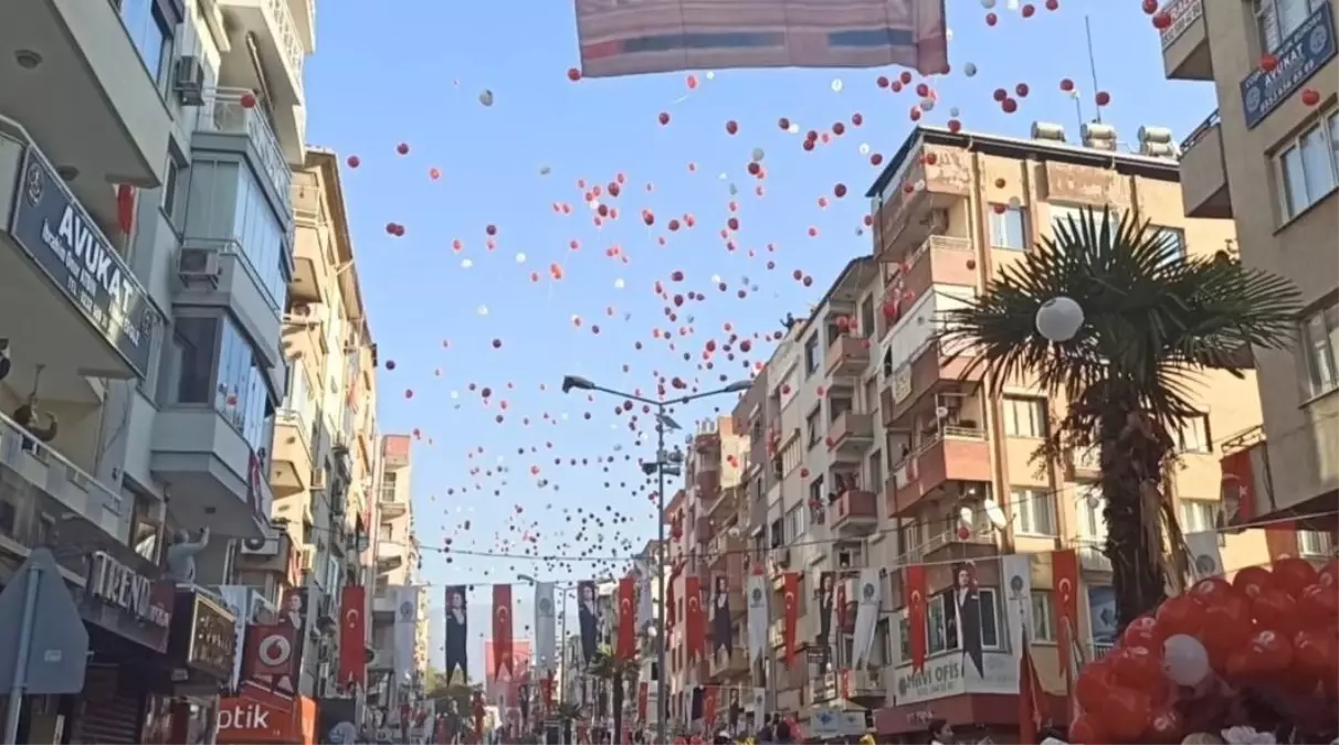 İzmir'de Cumhuriyet coşkusu: 5 bin balon aynı anda gökyüzüne bırakıldı