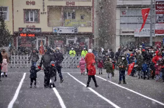 Kars'ta lapa lapa yağan kara rağmen Cumhuriyet Bayramı coşkuyla kutlandı