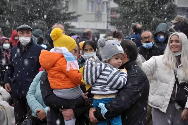 Kars'ta lapa lapa yağan kara rağmen Cumhuriyet Bayramı coşkuyla kutlandı