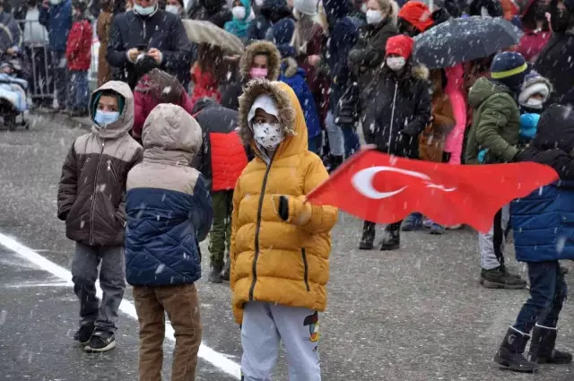 Kars'ta lapa lapa yağan kara rağmen Cumhuriyet Bayramı coşkuyla kutlandı