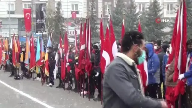 Kars'ta lapa lapa yağan kara rağmen Cumhuriyet Bayramı coşkuyla kutlandı