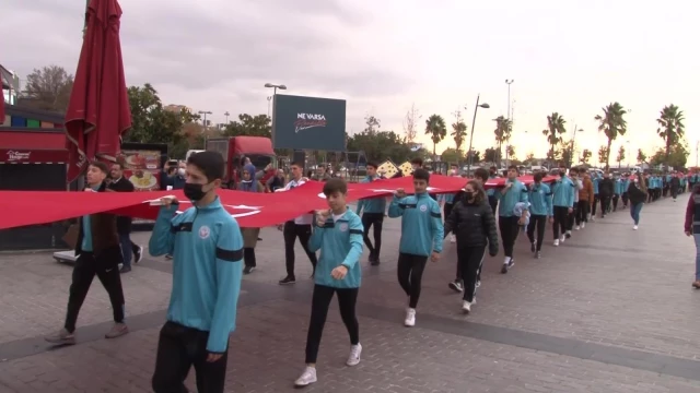 Pendik'te sokaklarda taşınan 98 metrelik dev Türk bayrağı havadan görüntülendi