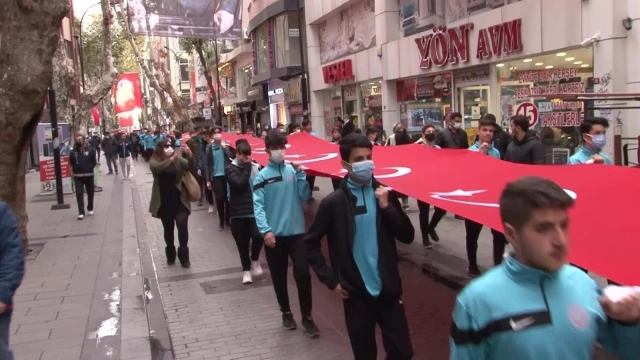 Pendik'te sokaklarda taşınan 98 metrelik dev Türk bayrağı havadan görüntülendi