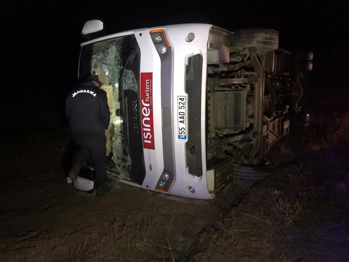 Sivas'ta tur midibüsünün devrilmesi sonucu 1 kişi öldü, 24 kişi yaralandı