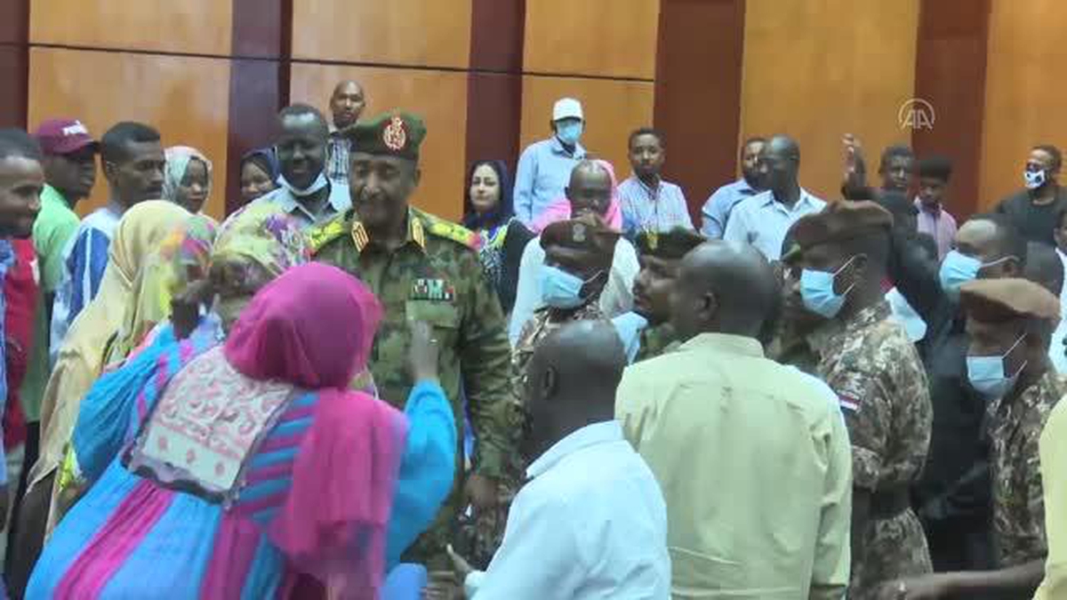 Sudan ordusu, teknokrat hükümetinin başına eski Başbakan Hamduk'u getirmeyi düşünüyor