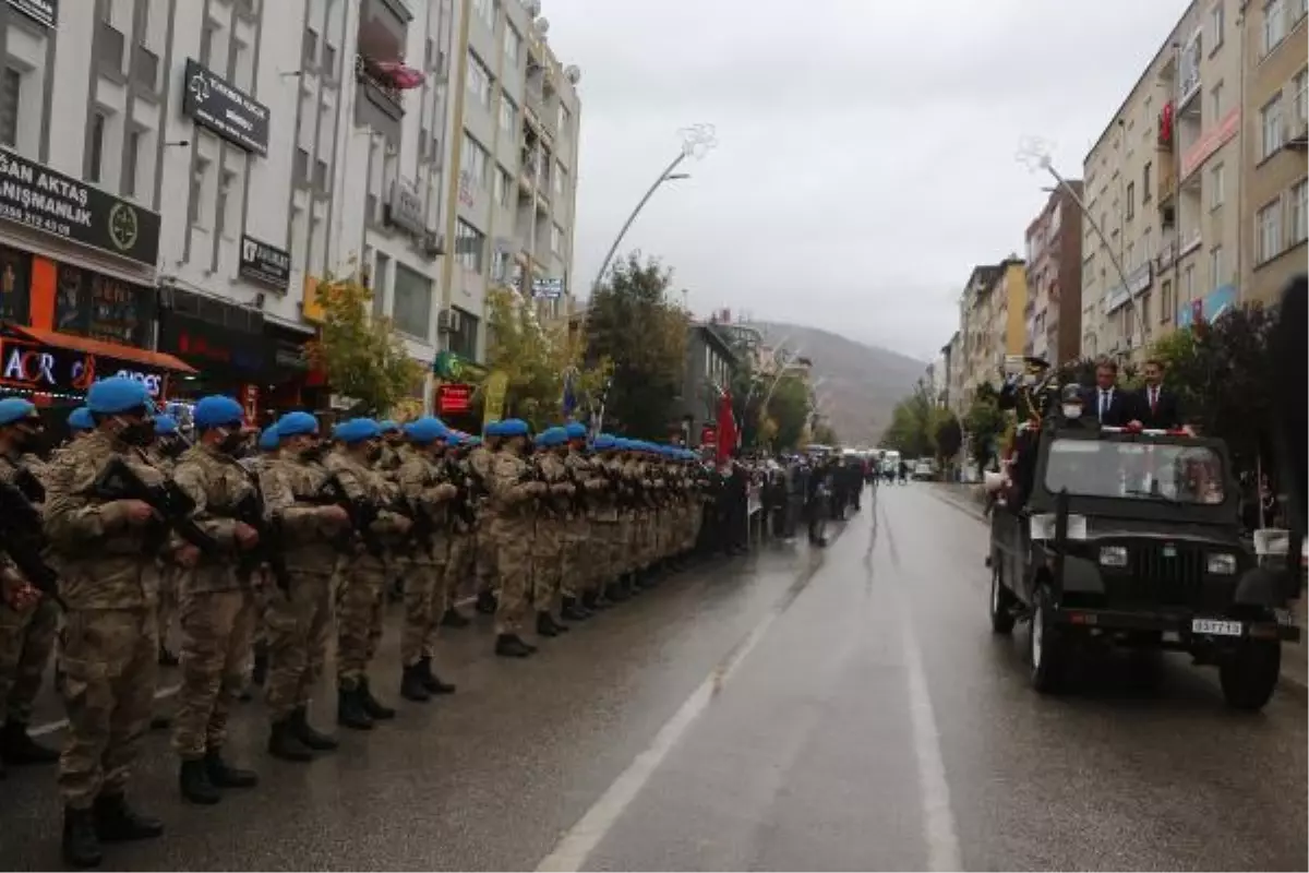 Tokat'ta sağanak altında Cumhuriyet Bayramı kutlaması
