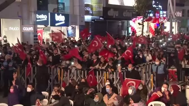 Ümraniye Cumhuriyet Bayramı coşkusunu Soner Sarıkabadayı konseri ile yaşadı