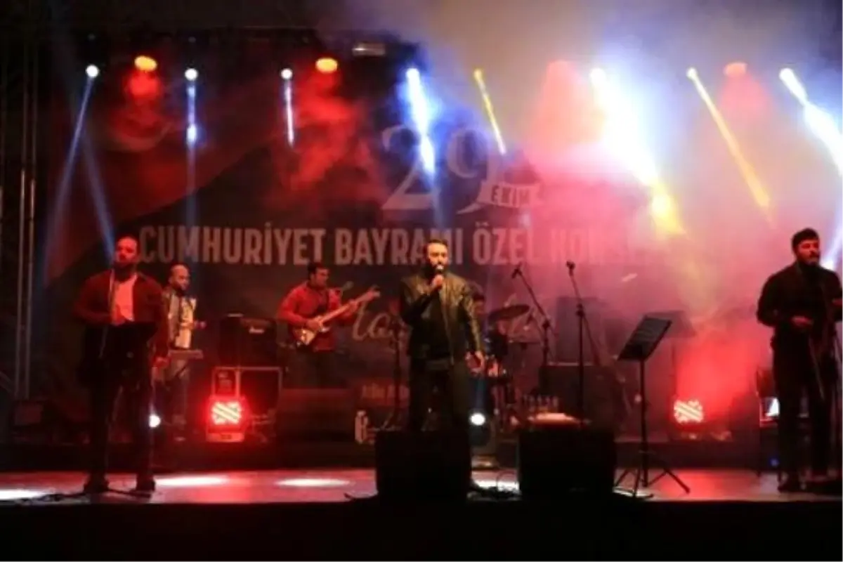 Bayrampaşa'da Cumhuriyetin 98. yılı Koliva konseriyle kutlandı