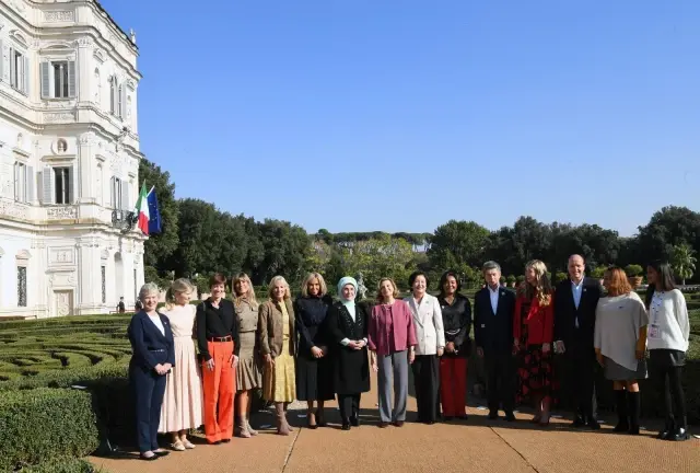 Emine Erdoğan, Roma'da başkan eşleriyle bir ortaya gelerek tarihi yerleri gezdi