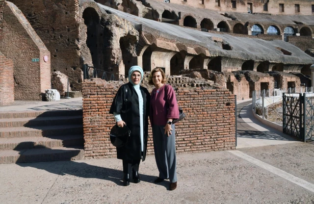 Emine Erdoğan, Roma'da başkan eşleriyle bir ortaya gelerek tarihi yerleri gezdi