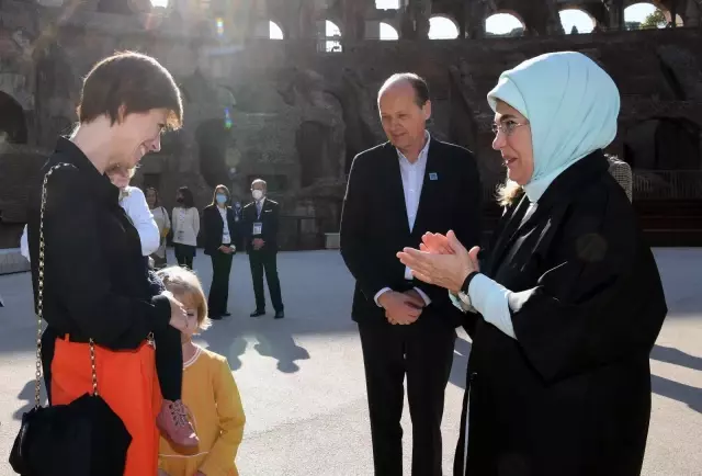 Emine Erdoğan, Roma'da başkan eşleriyle bir ortaya gelerek tarihi yerleri gezdi