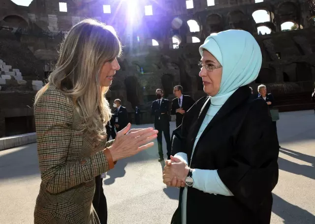 Emine Erdoğan, Roma'da başkan eşleriyle bir ortaya gelerek tarihi yerleri gezdi