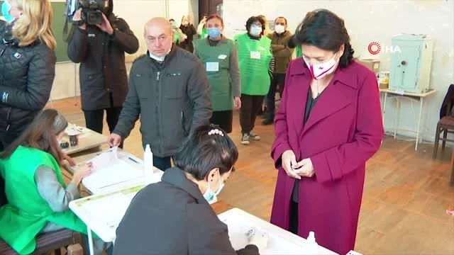 Gürcistan'da halk, mahallî seçimlerin ikinci tipi için sandık başında