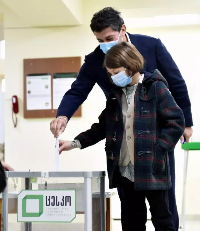 Gürcistan'da halk, mahallî seçimlerin ikinci tipi için sandık başında