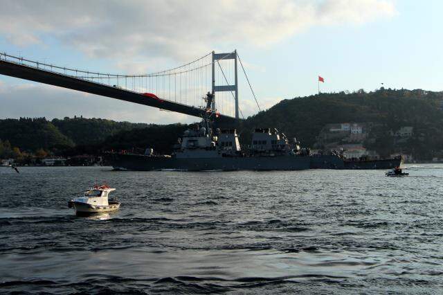 Boğaz kenarındaki herkes bir anda o yöne baktı! ABD savaşı gemisinde dikkat çeken 'silah' detayı