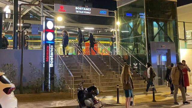 Marmaray'da bir kişi tren yaklaştığı anlarda raylara atlayarak yaşamını yitirdi